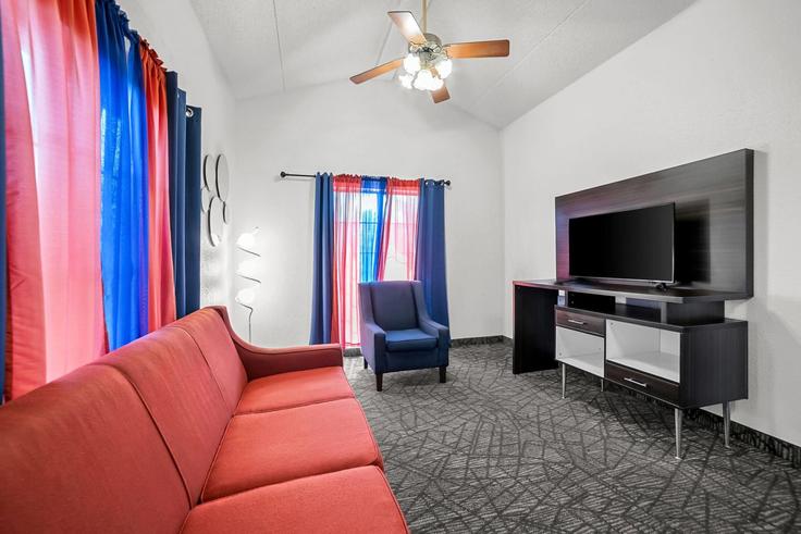 Elegante sala de estar con mobiliario moderno en un apartamento en Building Macon Road - wyndham - 1679741 en Columbus, Columbus