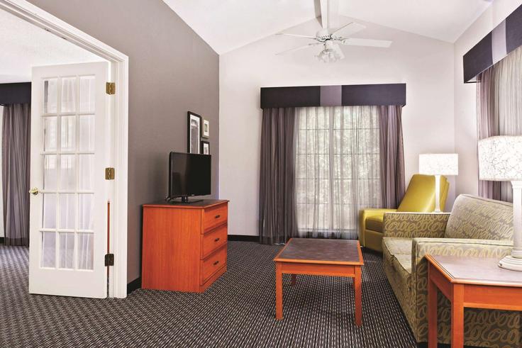 Salle de séjour élégante avec mobilier moderne dans un appartement à Building Center Drive - wyndham - 1672207 à Champaign, Champaign