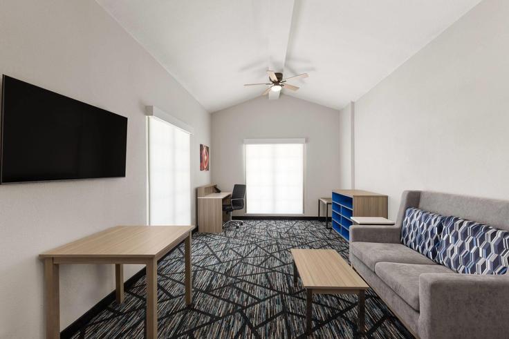 Building Sidco Drive - wyndham - 1679066 adresindeki bir dairede modern mobilyalarla zarif bir şekilde tasarlanmış oturma odası Nashville, Nashville
