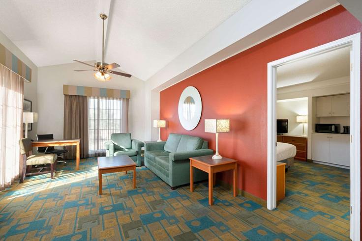 Tempe TempeのBuilding South 48th Street - wyndham - 1679094のアパートメントにある、モダンな家具を備えたエレガントなデザインのリビングルーム Tempe TempeのBuilding South 48th Street - wyndham - 1679094のアパートメントにある、モダンな家具を備えたエレガントなデザインのリビングルーム