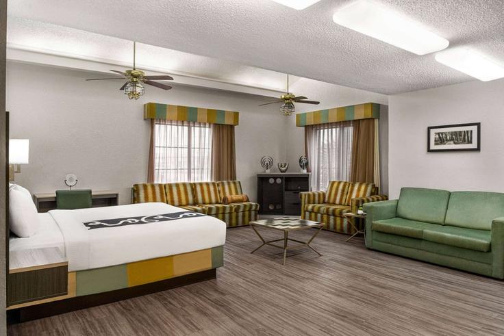 Salle de séjour élégante avec mobilier moderne dans un appartement à Building North Navarro Street - wyndham - 1688936 à Victoria, Victoria Salle de séjour élégante avec mobilier moderne dans un appartement à Building North Navarro Street - wyndham - 1688936 à Victoria, Victoria
