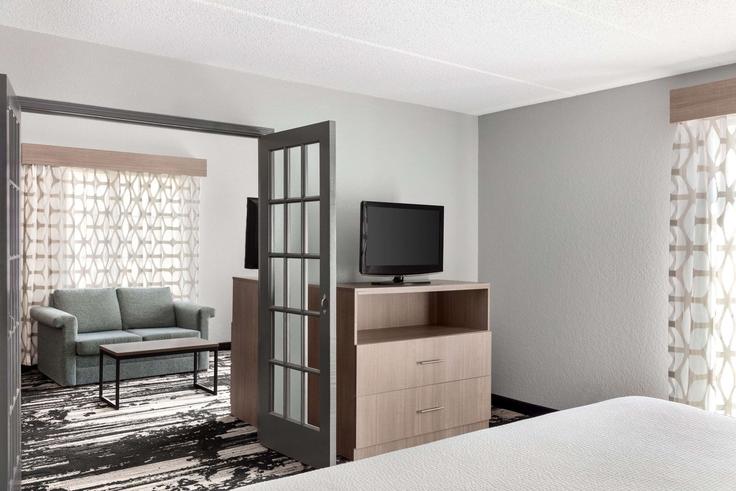 Elegante sala de estar con mobiliario moderno en un apartamento en Building North 31st Street - wyndham - 1667370 en Temple, Temple Elegante sala de estar con mobiliario moderno en un apartamento en Building North 31st Street - wyndham - 1667370 en Temple, Temple