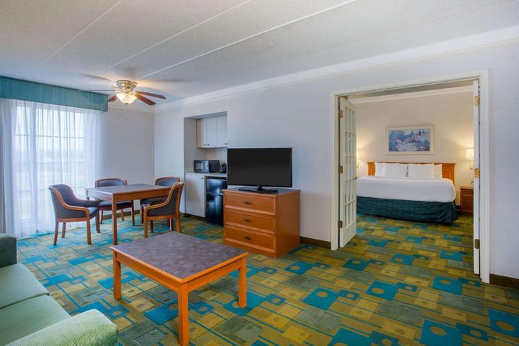 Salle de séjour élégante avec mobilier moderne dans un appartement à Building Newtown Road - wyndham - 1669619 à Virginia Beach, Virginia Beach Salle de séjour élégante avec mobilier moderne dans un appartement à Building Newtown Road - wyndham - 1669619 à Virginia Beach, Virginia Beach
