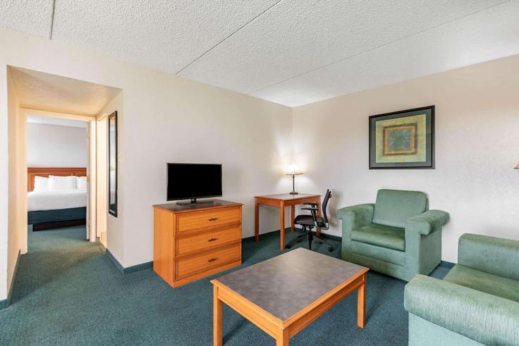 Elegant gestaltetes Wohnzimmer mit moderner Einrichtung in einer Wohnung im Building Remcon Circle - wyndham - 1688991 in El Paso, El Paso Elegant gestaltetes Wohnzimmer mit moderner Einrichtung in einer Wohnung im Building Remcon Circle - wyndham - 1688991 in El Paso, El Paso