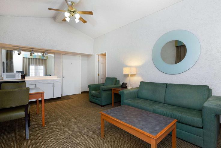 Tampa, Tampa에 위치한 Building West Spruce Street - wyndham - 1683454 유닛의 세련된 인테리어가 돋보이는 거실