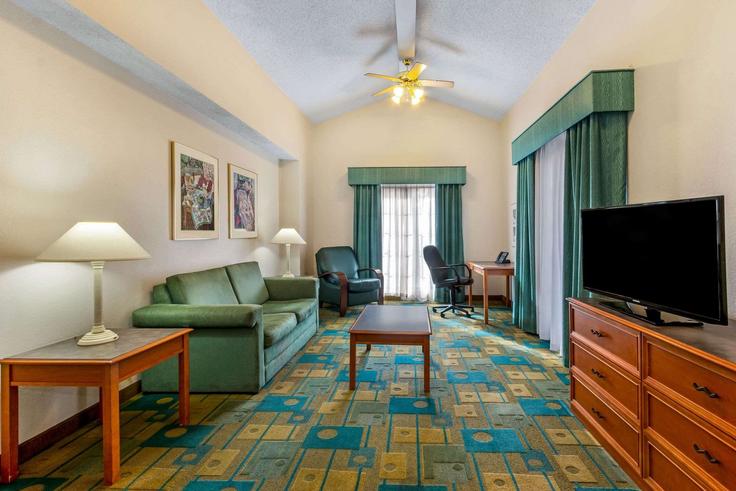 Elegante sala de estar con mobiliario moderno en un apartamento en Building San Antonio Drive Northeast - wyndham - 1681756 en Albuquerque, Albuquerque Elegante sala de estar con mobiliario moderno en un apartamento en Building San Antonio Drive Northeast - wyndham - 1681756 en Albuquerque, Albuquerque