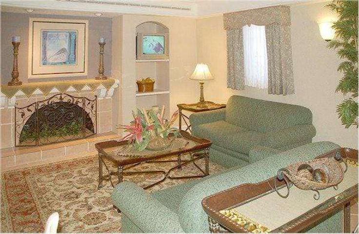 Salle de séjour élégante avec mobilier moderne dans un appartement à Building Florida 55 - wyndham - 1669806 à Pinellas Park, Pinellas Park
