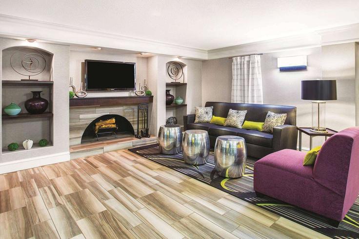 Salle de séjour élégante avec mobilier moderne dans un appartement à Building Turnpike Drive - wyndham - 1679389 à Westminster, Westminster
