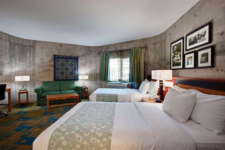 Irvine IrvineのBuilding Sand Canyon Avenue - wyndham - 1669946のアパートメントにある、モダンな家具を備えたエレガントなデザインのリビングルーム Irvine IrvineのBuilding Sand Canyon Avenue - wyndham - 1669946のアパートメントにある、モダンな家具を備えたエレガントなデザインのリビングルーム