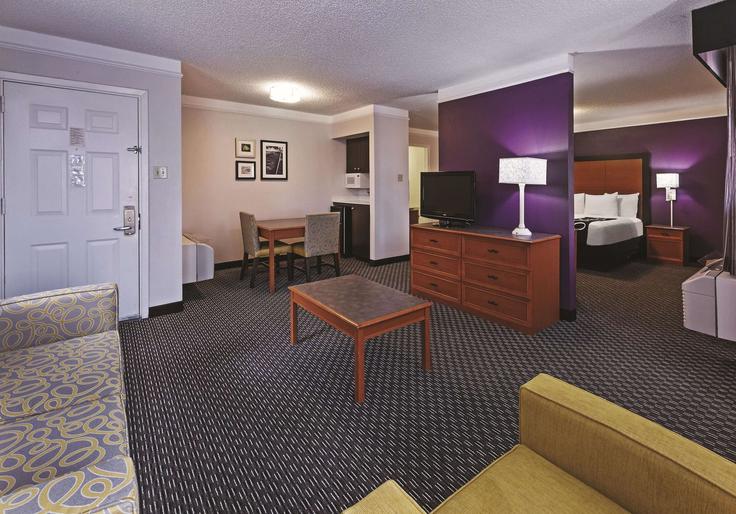 Elegant gestaltetes Wohnzimmer mit moderner Einrichtung in einer Wohnung im Building West Loop 306 - wyndham - 1687950 in San Angelo, San Angelo