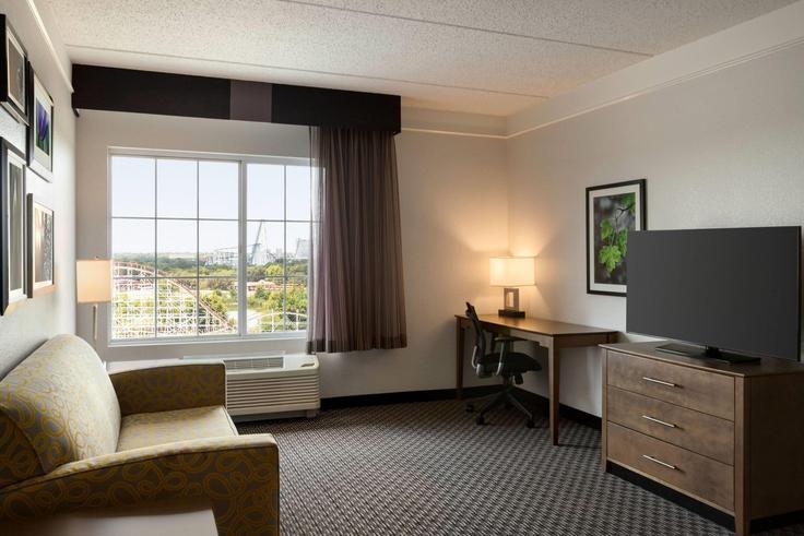Sala de estar elegantemente projetada com móveis modernos em um apartamento no Building North Watson Road - wyndham - 1690912 em Arlington, Arlington Sala de estar elegantemente projetada com móveis modernos em um apartamento no Building North Watson Road - wyndham - 1690912 em Arlington, Arlington