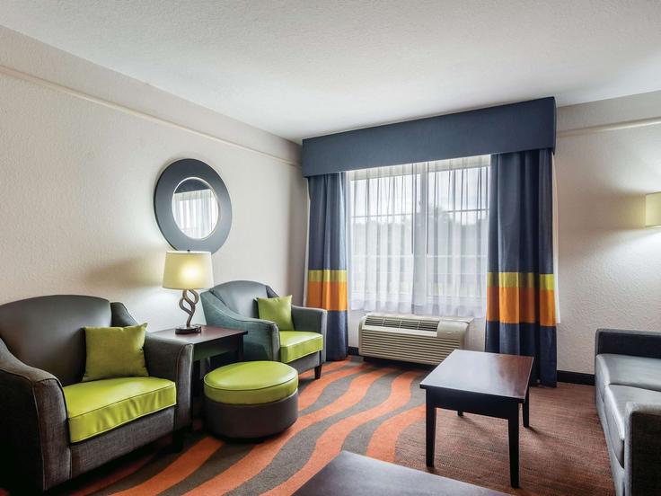 Elegant gestaltetes Wohnzimmer mit moderner Einrichtung in einer Wohnung im Building Interstate Highway Park Loop - wyndham - 1684088 in Prattville, Prattville Elegant gestaltetes Wohnzimmer mit moderner Einrichtung in einer Wohnung im Building Interstate Highway Park Loop - wyndham - 1684088 in Prattville, Prattville