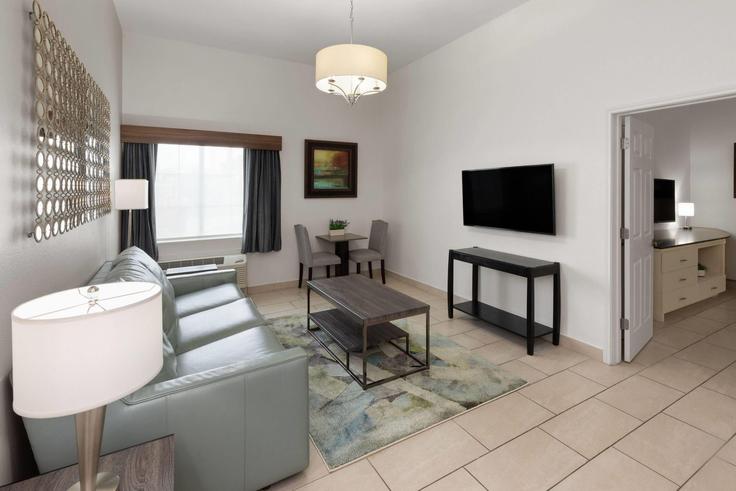 Elegant gestaltetes Wohnzimmer mit moderner Einrichtung in einer Wohnung im Building Bob Bullock Loop - wyndham - 1675243 in Laredo, Laredo