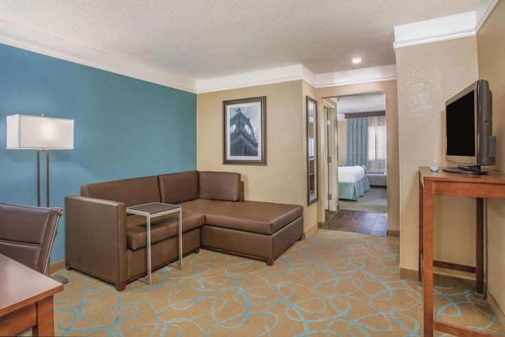 Elegant gestaltetes Wohnzimmer mit moderner Einrichtung in einer Wohnung im Building Commerce Drive - wyndham - 1666349 in Elizabethtown, Elizabethtown Elegant gestaltetes Wohnzimmer mit moderner Einrichtung in einer Wohnung im Building Commerce Drive - wyndham - 1666349 in Elizabethtown, Elizabethtown