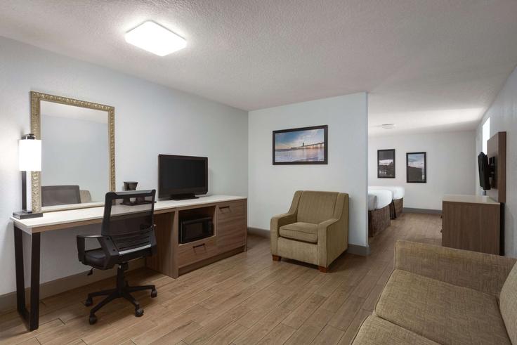 Daytona Beach, Daytona Beach에 위치한 Building North Atlantic Avenue - wyndham - 1691097 유닛의 세련된 인테리어가 돋보이는 거실