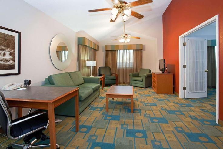 Salle de séjour élégante avec mobilier moderne dans un appartement à Building West Lincolnway - wyndham - 1671135 à Cheyenne, Cheyenne