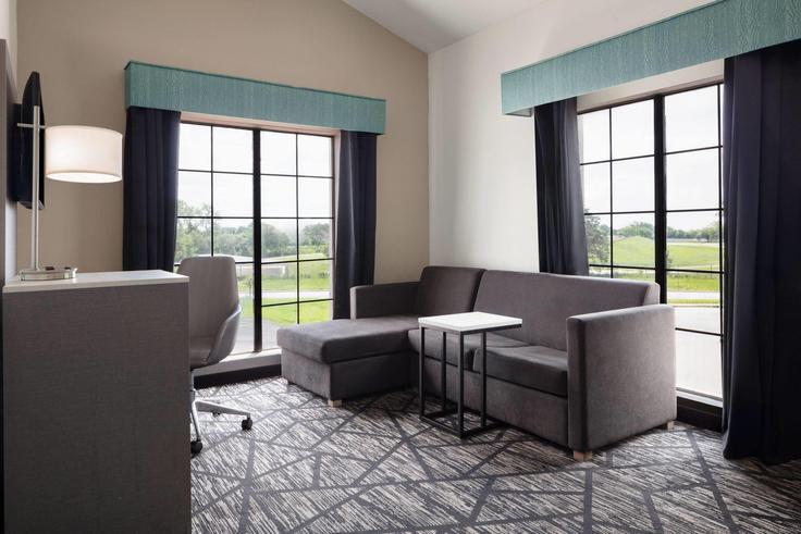 Building North 104th Avenue - wyndham - 1671785 adresindeki bir dairede modern mobilyalarla zarif bir şekilde tasarlanmış oturma odası Omaha, Omaha Building North 104th Avenue - wyndham - 1671785 adresindeki bir dairede modern mobilyalarla zarif bir şekilde tasarlanmış oturma odası Omaha, Omaha