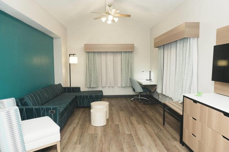 Elegante sala de estar con mobiliario moderno en un apartamento en Building Yale Boulevard Southeast - wyndham - 1683160 en Albuquerque, Albuquerque Elegante sala de estar con mobiliario moderno en un apartamento en Building Yale Boulevard Southeast - wyndham - 1683160 en Albuquerque, Albuquerque