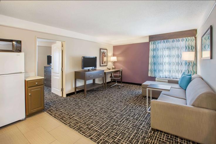 Salle de séjour élégante avec mobilier moderne dans un appartement à Building Meijer Drive - wyndham - 1670405 à Florence, Florence