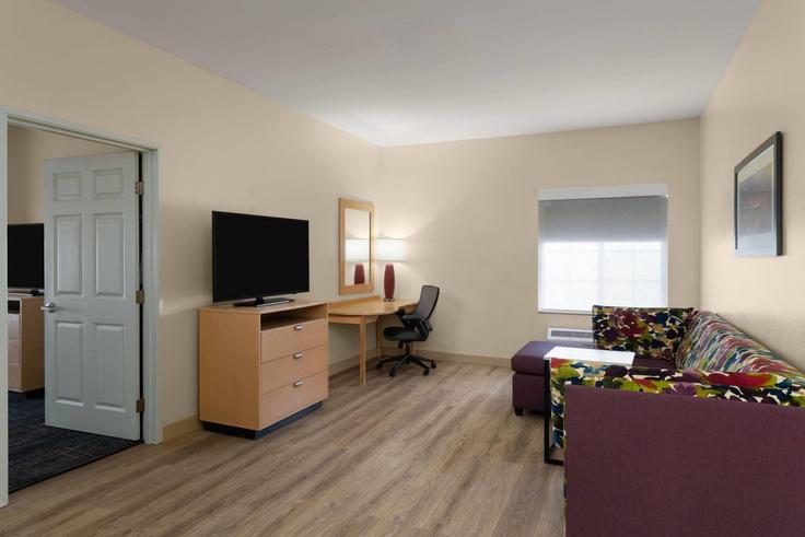 Building South Adams Street - wyndham - 1684878 adresindeki bir dairede modern mobilyalarla zarif bir şekilde tasarlanmış oturma odası Tucumcari, Tucumcari