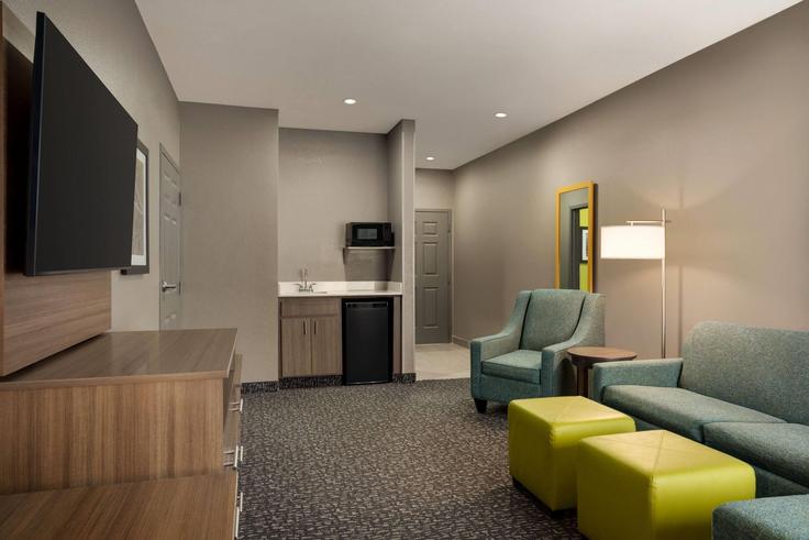 Salle de séjour élégante avec mobilier moderne dans un appartement à Building North Harrison Street - wyndham - 1676227 à Shawnee, Shawnee
