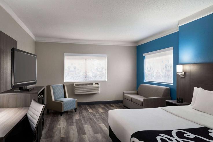 Elegant gestaltetes Wohnzimmer mit moderner Einrichtung in einer Wohnung im Building North Interstate Highway 35 - wyndham - 1689449 in Round Rock, Round Rock Elegant gestaltetes Wohnzimmer mit moderner Einrichtung in einer Wohnung im Building North Interstate Highway 35 - wyndham - 1689449 in Round Rock, Round Rock