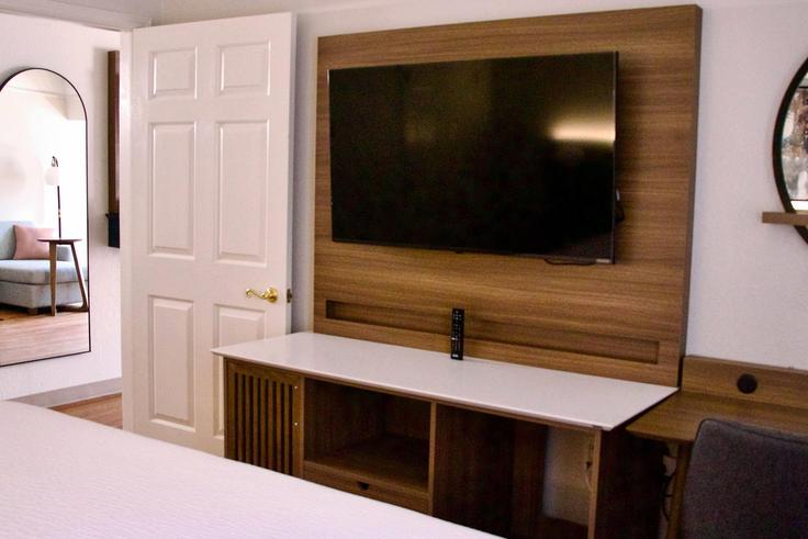 Sala de estar elegantemente projetada com móveis modernos em um apartamento no Building East 11th Street - wyndham - 1682071 em Austin, Austin Sala de estar elegantemente projetada com móveis modernos em um apartamento no Building East 11th Street - wyndham - 1682071 em Austin, Austin