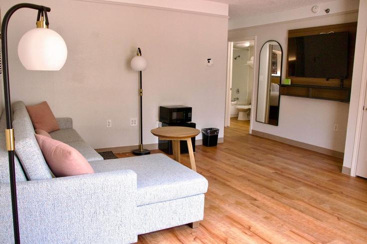 Sala de estar elegantemente projetada com móveis modernos em um apartamento no Building East 11th Street - wyndham - 1685112 em Austin, Austin Sala de estar elegantemente projetada com móveis modernos em um apartamento no Building East 11th Street - wyndham - 1685112 em Austin, Austin