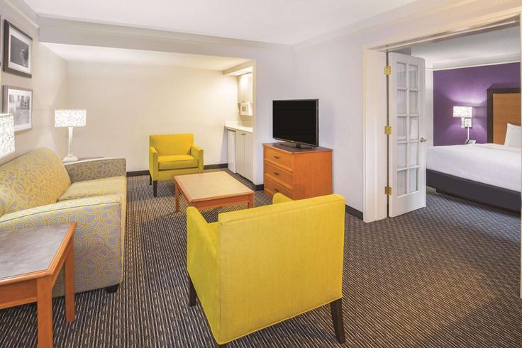 Salle de séjour élégante avec mobilier moderne dans un appartement à Building Jibboom Street - wyndham - 1692015 à Sacramento, Sacramento Salle de séjour élégante avec mobilier moderne dans un appartement à Building Jibboom Street - wyndham - 1692015 à Sacramento, Sacramento