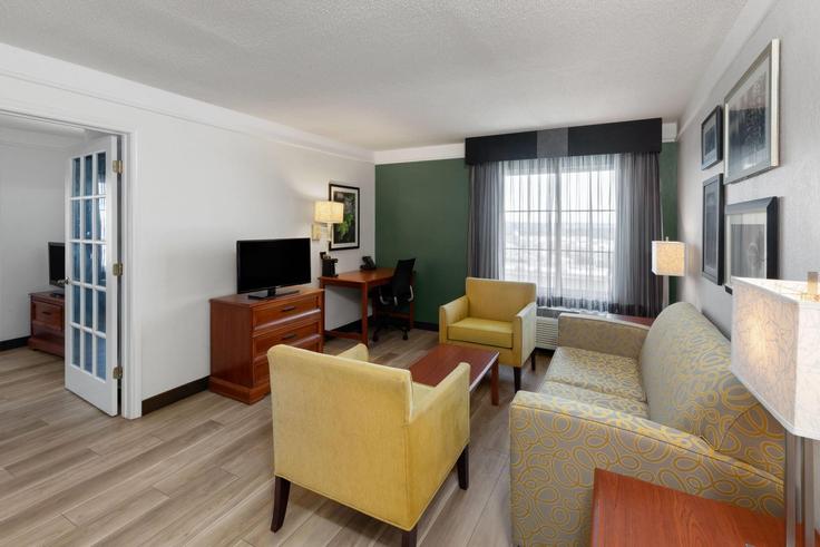 San Antonio San AntonioのBuilding Halm Boulevard - wyndham - 1674588のアパートメントにある、モダンな家具を備えたエレガントなデザインのリビングルーム San Antonio San AntonioのBuilding Halm Boulevard - wyndham - 1674588のアパートメントにある、モダンな家具を備えたエレガントなデザインのリビングルーム