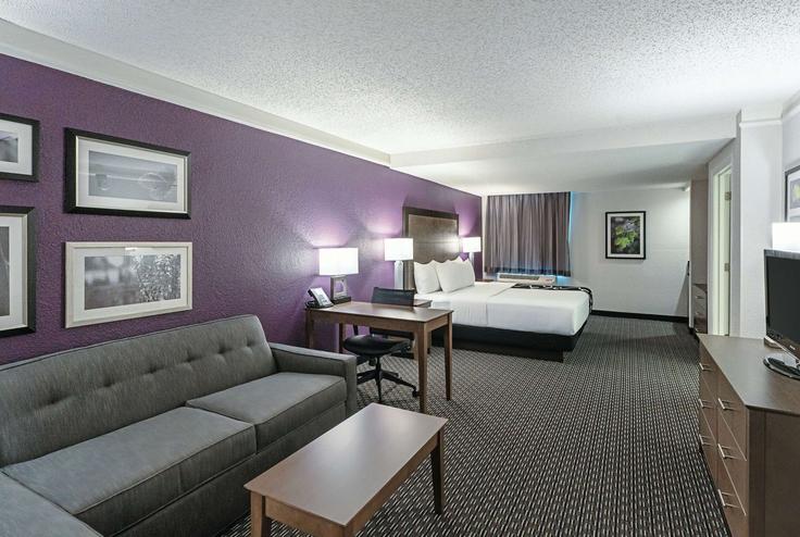 Elegant gestaltetes Wohnzimmer mit moderner Einrichtung in einer Wohnung im Building Marsha Sharp Freeway West - wyndham - 1689694 in Lubbock, Lubbock Elegant gestaltetes Wohnzimmer mit moderner Einrichtung in einer Wohnung im Building Marsha Sharp Freeway West - wyndham - 1689694 in Lubbock, Lubbock