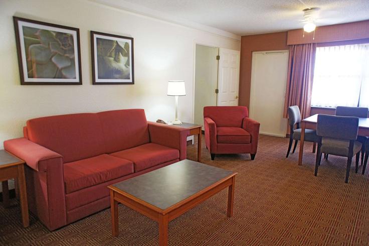 Sala de estar elegantemente projetada com móveis modernos em um apartamento no Building North University Drive - wyndham - 1688522 em Coral Springs, Coral Springs