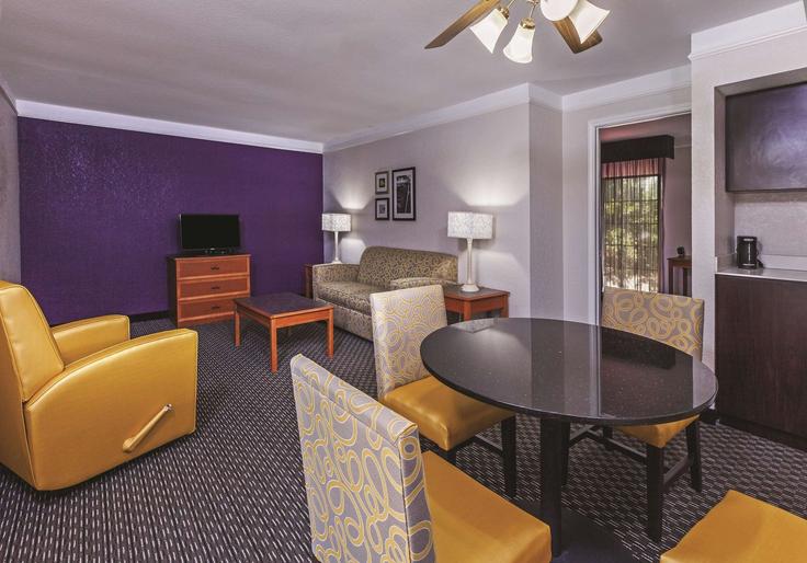 San Marcos San MarcosのBuilding North Interstate 35 - wyndham - 1667301のアパートメントにある、モダンな家具を備えたエレガントなデザインのリビングルーム San Marcos San MarcosのBuilding North Interstate 35 - wyndham - 1667301のアパートメントにある、モダンな家具を備えたエレガントなデザインのリビングルーム