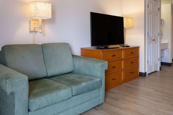 Kingsport KingsportのBuilding Tennessee 357 - wyndham - 1694477のアパートメントにある、モダンな家具を備えたエレガントなデザインのリビングルーム Kingsport KingsportのBuilding Tennessee 357 - wyndham - 1694477のアパートメントにある、モダンな家具を備えたエレガントなデザインのリビングルーム