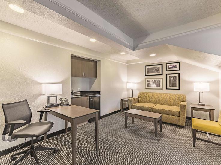 Building Service Road Trail - wyndham - 1689214 adresindeki bir dairede modern mobilyalarla zarif bir şekilde tasarlanmış oturma odası Austin, Austin Building Service Road Trail - wyndham - 1689214 adresindeki bir dairede modern mobilyalarla zarif bir şekilde tasarlanmış oturma odası Austin, Austin