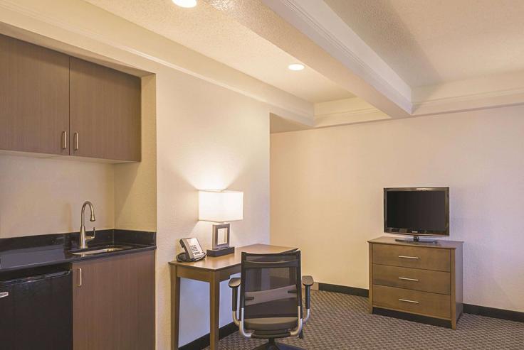 Building Service Road Trail - wyndham - 1668309 adresindeki bir dairede modern mobilyalarla zarif bir şekilde tasarlanmış oturma odası Austin, Austin Building Service Road Trail - wyndham - 1668309 adresindeki bir dairede modern mobilyalarla zarif bir şekilde tasarlanmış oturma odası Austin, Austin