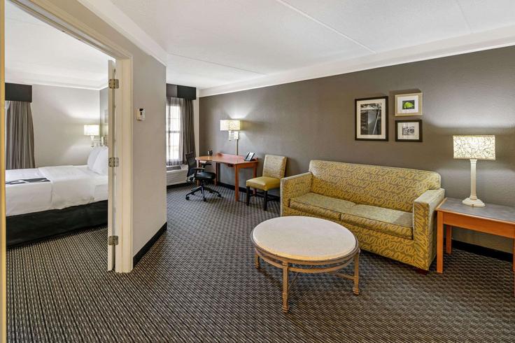 Sala de estar elegantemente projetada com móveis modernos em um apartamento no Building River Place Drive - wyndham - 1666994 em Macon, Macon Sala de estar elegantemente projetada com móveis modernos em um apartamento no Building River Place Drive - wyndham - 1666994 em Macon, Macon