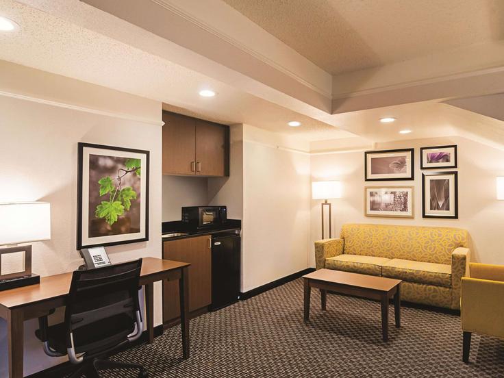Salle de séjour élégante avec mobilier moderne dans un appartement à Building South Clinton Street - wyndham - 1685024 à Greenwood Village, Greenwood Village Salle de séjour élégante avec mobilier moderne dans un appartement à Building South Clinton Street - wyndham - 1685024 à Greenwood Village, Greenwood Village