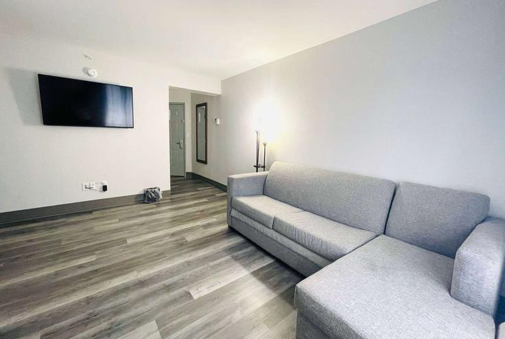 Elegante sala de estar con mobiliario moderno en un apartamento en Building State Farm Parkway - wyndham - 1684889 en Homewood, Homewood Elegante sala de estar con mobiliario moderno en un apartamento en Building State Farm Parkway - wyndham - 1684889 en Homewood, Homewood