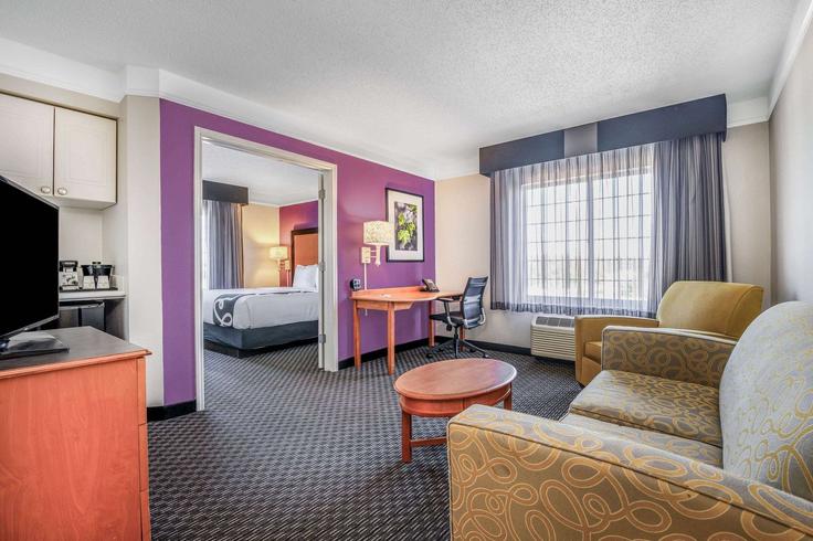 Elegant gestaltetes Wohnzimmer mit moderner Einrichtung in einer Wohnung im Building 21st Avenue North - wyndham - 1682208 in Myrtle Beach, Myrtle Beach Elegant gestaltetes Wohnzimmer mit moderner Einrichtung in einer Wohnung im Building 21st Avenue North - wyndham - 1682208 in Myrtle Beach, Myrtle Beach