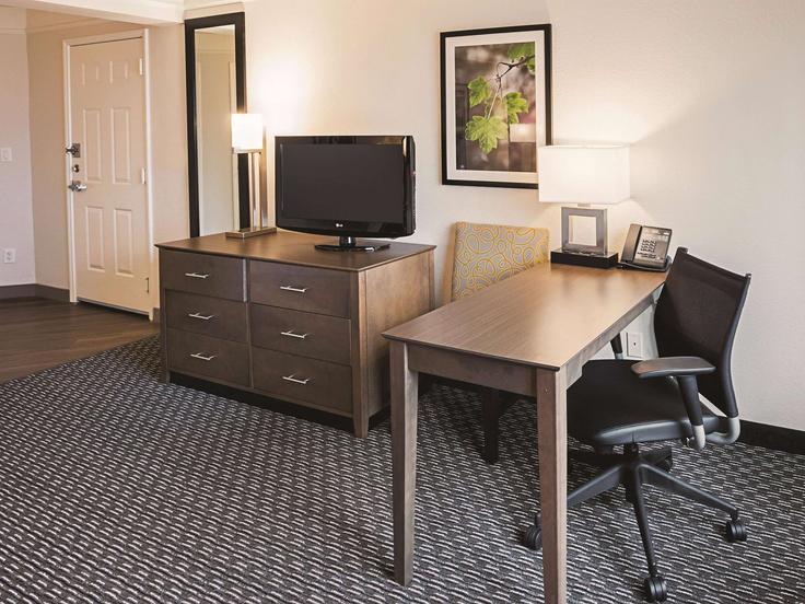 Fort Worth, Fort Worth에 위치한 Building Bryant Irvin Road - wyndham - 1681078 유닛의 세련된 인테리어가 돋보이는 거실 Fort Worth, Fort Worth에 위치한 Building Bryant Irvin Road - wyndham - 1681078 유닛의 세련된 인테리어가 돋보이는 거실