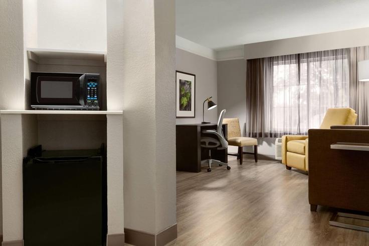 Sala de estar elegantemente projetada com móveis modernos em um apartamento no Building Scots Legacy Drive - wyndham - 1683836 em Arlington, Arlington Sala de estar elegantemente projetada com móveis modernos em um apartamento no Building Scots Legacy Drive - wyndham - 1683836 em Arlington, Arlington
