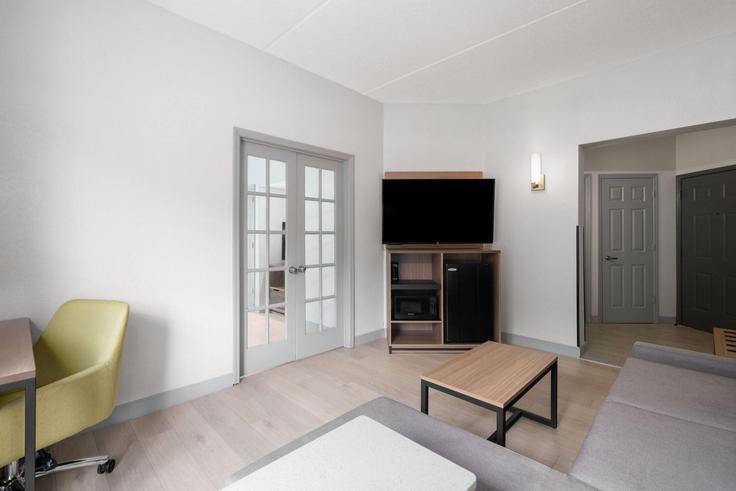 Cary CaryのBuilding Crescent Commons - wyndham - 1669185のアパートメントにある、モダンな家具を備えたエレガントなデザインのリビングルーム