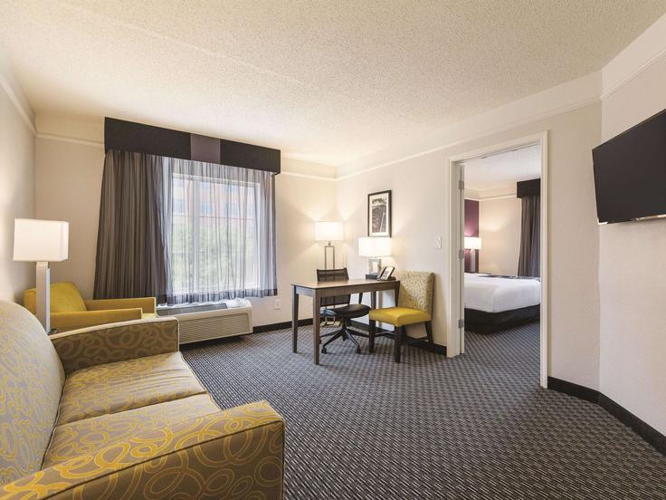 Plano, Plano에 위치한 Building West Plano Parkway - wyndham - 1687943 유닛의 세련된 인테리어가 돋보이는 거실 Plano, Plano에 위치한 Building West Plano Parkway - wyndham - 1687943 유닛의 세련된 인테리어가 돋보이는 거실