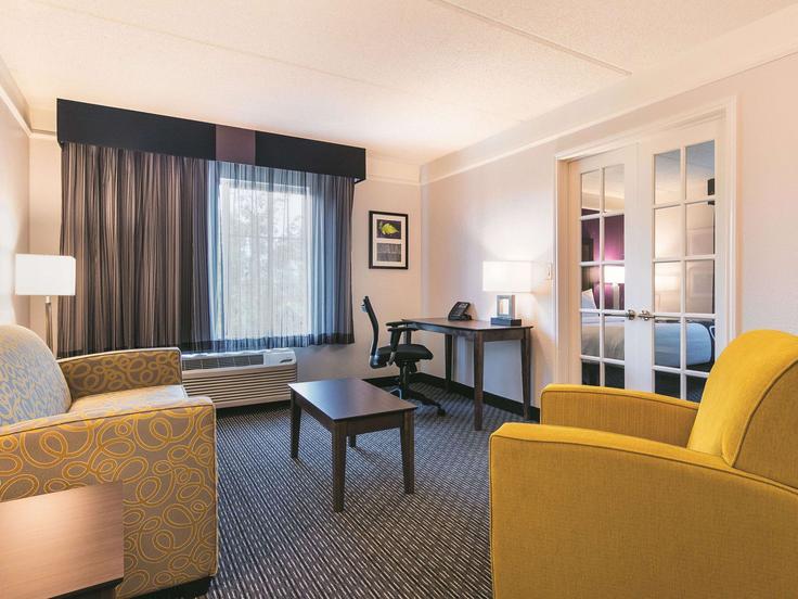 Salle de séjour élégante avec mobilier moderne dans un appartement à Building Dogwood Drive Southeast - wyndham - 1684869 à Conyers, Conyers Salle de séjour élégante avec mobilier moderne dans un appartement à Building Dogwood Drive Southeast - wyndham - 1684869 à Conyers, Conyers