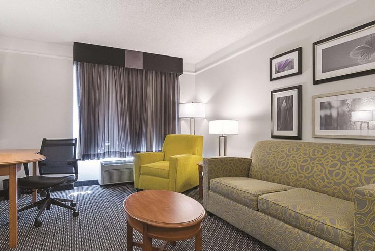 Mesa, Mesa에 위치한 Building West Grove Avenue - wyndham - 1688788 유닛의 세련된 인테리어가 돋보이는 거실 Mesa, Mesa에 위치한 Building West Grove Avenue - wyndham - 1688788 유닛의 세련된 인테리어가 돋보이는 거실