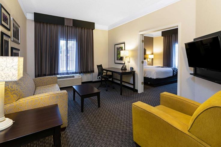 Mesa MesaのBuilding East Superstition Springs Boulevard - wyndham - 1683280のアパートメントにある、モダンな家具を備えたエレガントなデザインのリビングルーム Mesa MesaのBuilding East Superstition Springs Boulevard - wyndham - 1683280のアパートメントにある、モダンな家具を備えたエレガントなデザインのリビングルーム