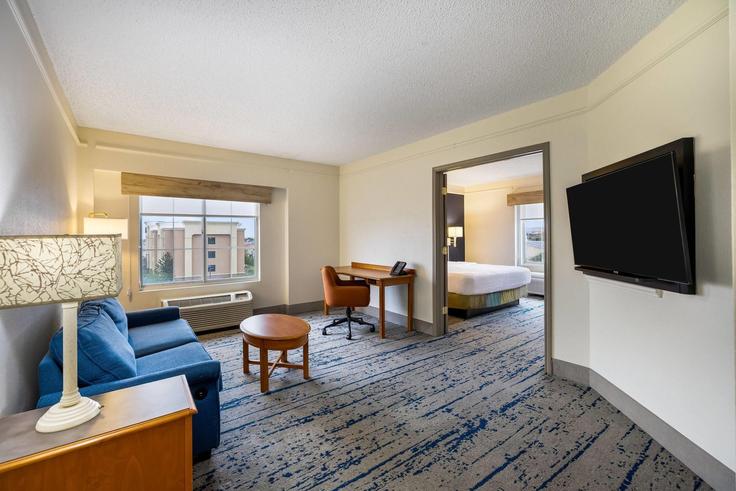 Elegante sala de estar con mobiliario moderno en un apartamento en Building Iliff Road Northwest - wyndham - 1693787 en Albuquerque, Albuquerque Elegante sala de estar con mobiliario moderno en un apartamento en Building Iliff Road Northwest - wyndham - 1693787 en Albuquerque, Albuquerque