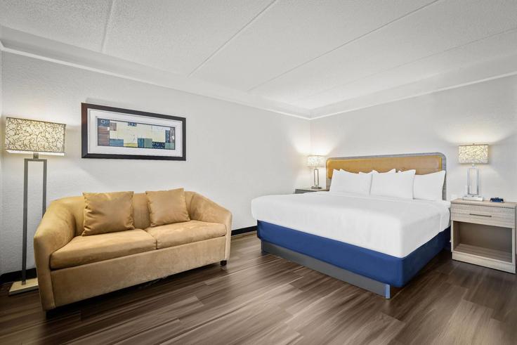 Building Northwest 27th Street - wyndham - 1646548 adresindeki bir dairede modern mobilyalarla zarif bir şekilde tasarlanmış oturma odası Doral, Doral