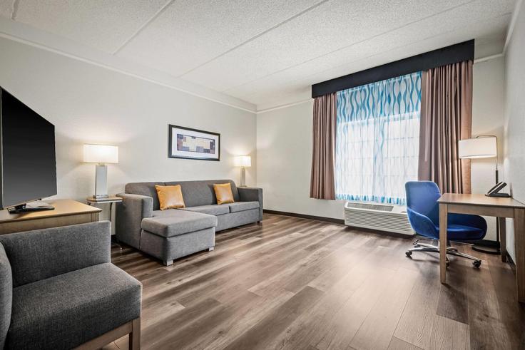 Building Northwest 27th Street - wyndham - 1646790 adresindeki bir dairede modern mobilyalarla zarif bir şekilde tasarlanmış oturma odası Doral, Doral